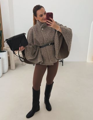 Pončo.. ano, nebo ne? Tento střih je jiný, zajímavý a rozhodně nepřehlédnutelný.🤩 Líbí se vám tento trend, nebo zůstáváte...