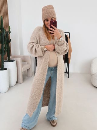 Dlouhý, huňatý kardigan s podílem vlny je přesně ten kousek, do kterého se chceš zabalit!🧸 Máme krásné, neutrální...