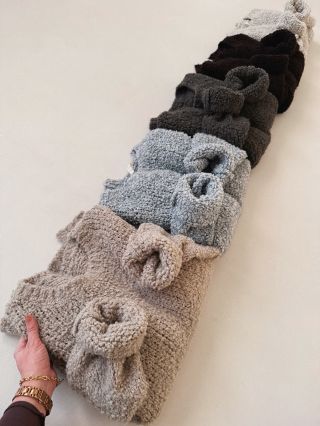 Bouclé, pletené svetry z kvalitní směsi alpaky a vlny tě zahřejí a nekoušou 🧸...